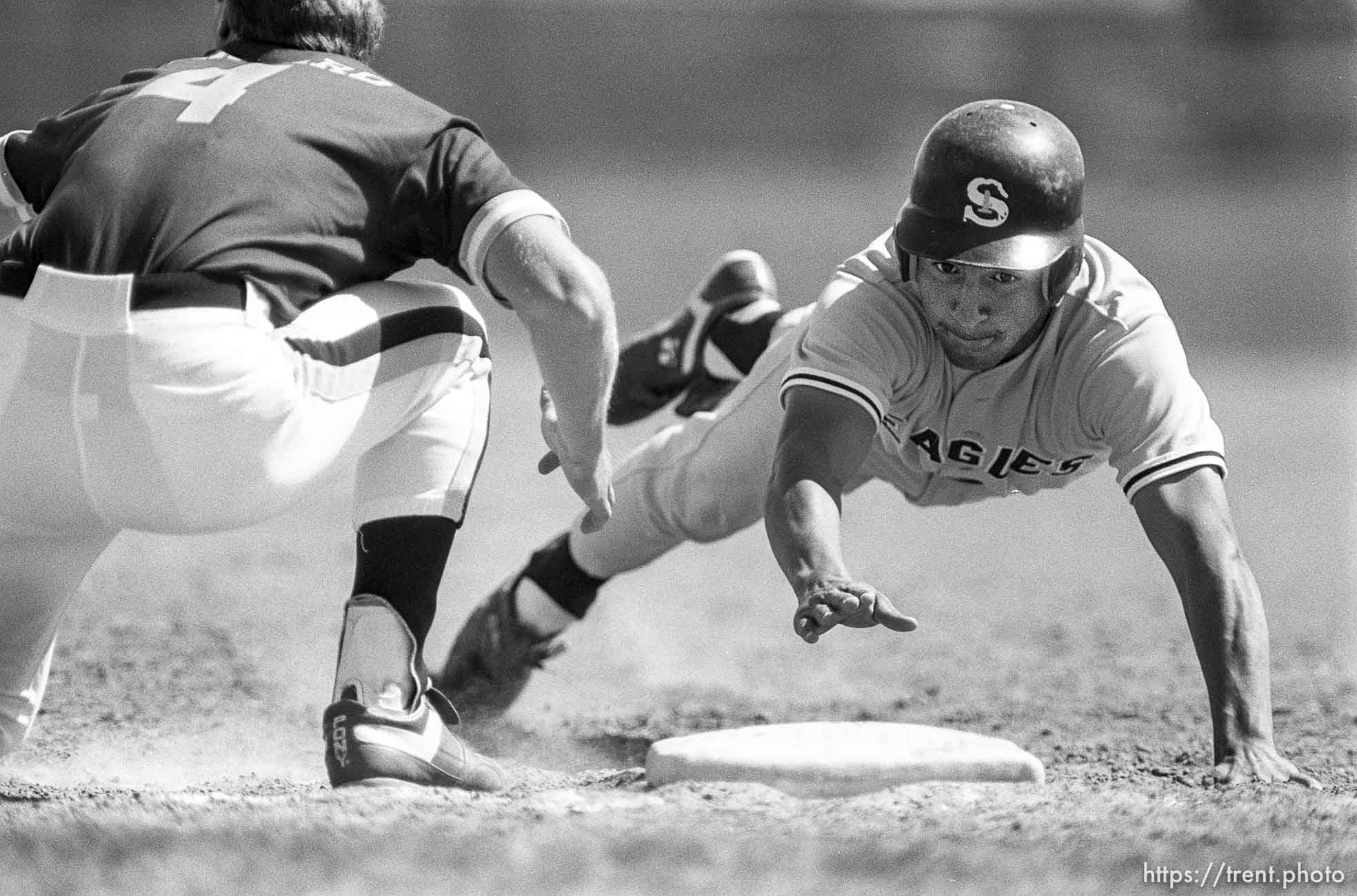 UVCC v College of Southern Idaho baseball pick-off at first base.