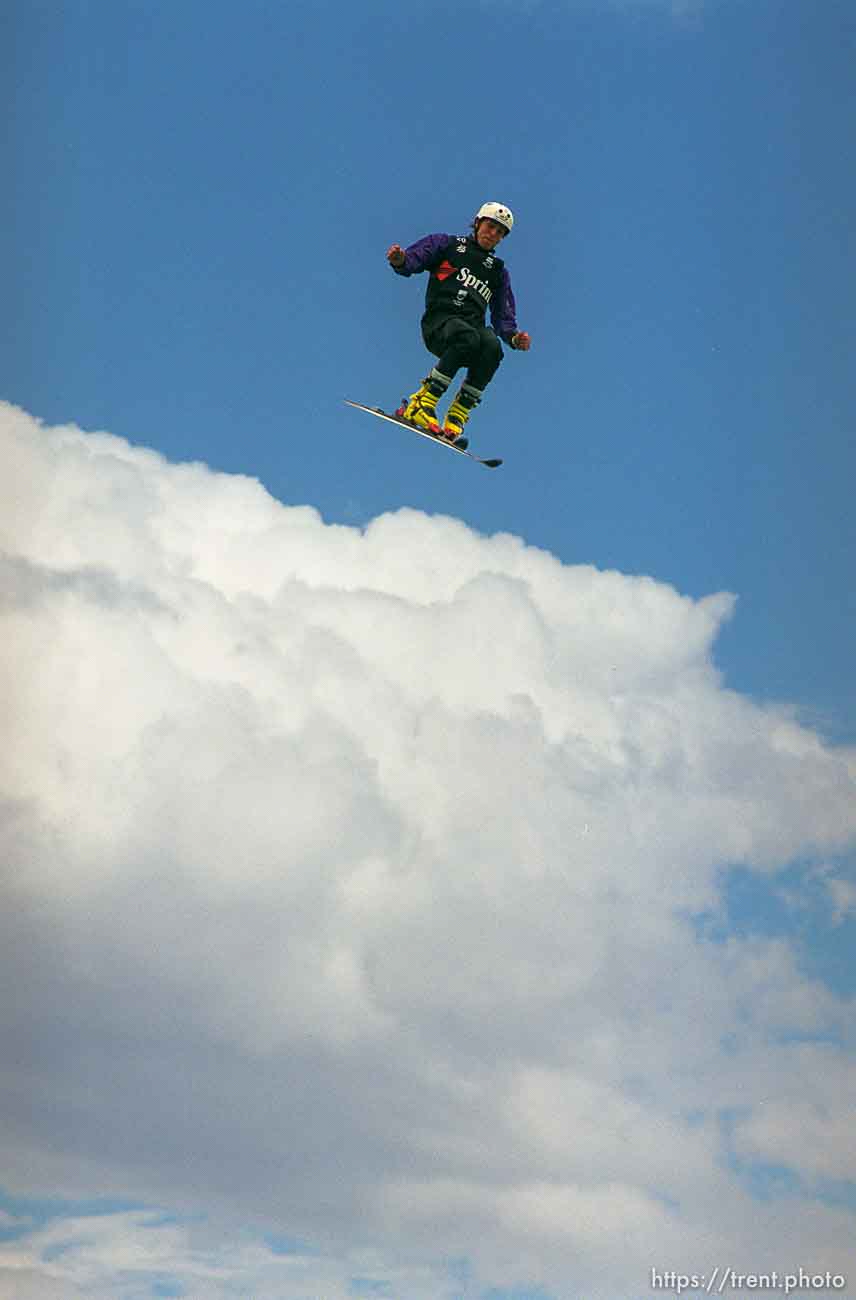 Joe Davis, competing in the Sprint Ultimate Airwave freestyle skiing event.