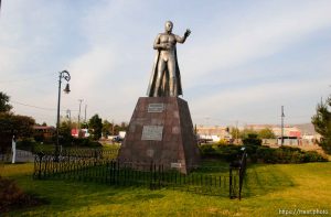 Trent Nelson with El Santo, wrestler statue. 12.05.2004