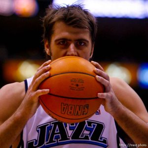 Mehmet Okur. Utah Jazz vs. Dallas Mavericks, NBA basketball. 11/02/2005