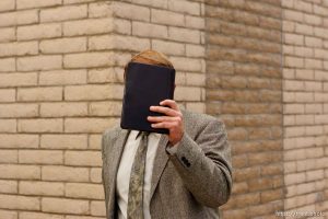 Fischer covering his face walking to court; 7.05.2006