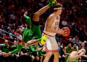 (Trent Nelson | The Salt Lake Tribune)  
Oregon Ducks forward Kenny Wooten (14) flies over Utah Utes center Jayce Johnson (34) as the Utah Utes host the Oregon Ducks, NCAA basketball in Salt Lake City on Thursday Jan. 31, 2019.