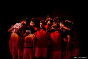 (Trent Nelson  |  The Salt Lake Tribune) Utah players huddle before facing Idaho, NCAA basketball in Salt Lake City on Friday, Dec. 18, 2020.