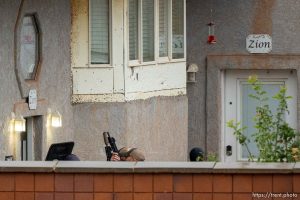 (Trent Nelson  |  The Salt Lake Tribune) FBI agents with a riot shield and rifles raid a home where followers of Samuel Bateman live, in Colorado City, Ariz., on Tuesday, Sept. 13, 2022.