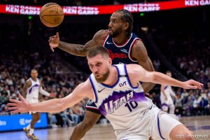 (Trent Nelson  |  The Salt Lake Tribune) LA Clippers forward Kawhi Leonard (2) and Utah Jazz guard Svi Mykhailiuk (10) scramble for a loose ball as the Utah Jazz host the LA Clippers, NBA basketball in Salt Lake City on Wednesday, Oct. 22, 2025.